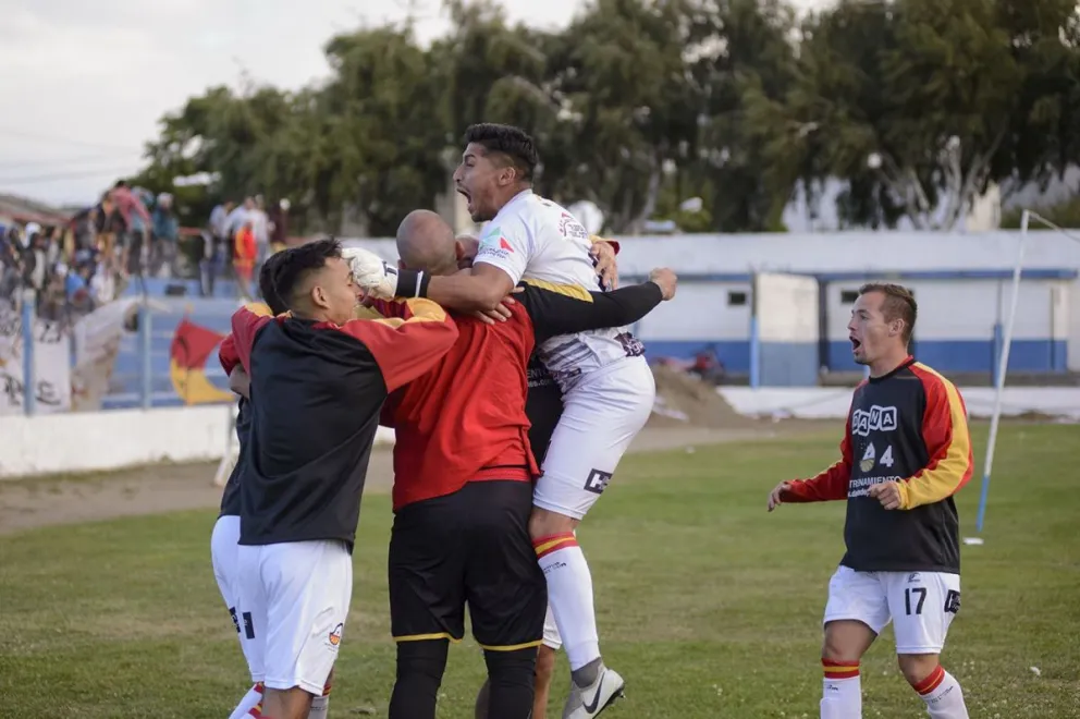 Cruz del Sur festejó en el Municipal y es puntero.