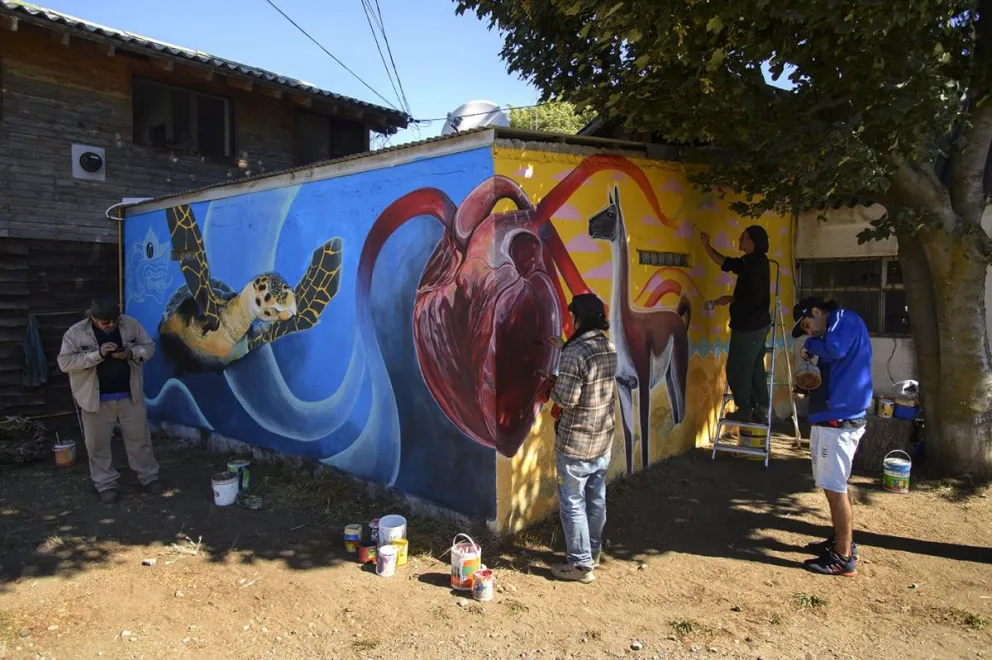 Durante dos semanas, los internos salieron unas 4 horas diarias para participar del mural.