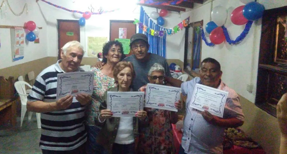 El presidente de la Junta Vecinal, Daniel Fuentes, junto a los vecinos que fueron reconocidos.