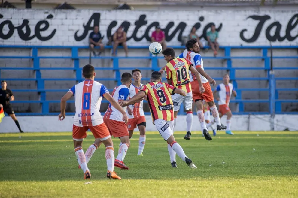 Cruz del Sur dejó pasar una buena chance como local.