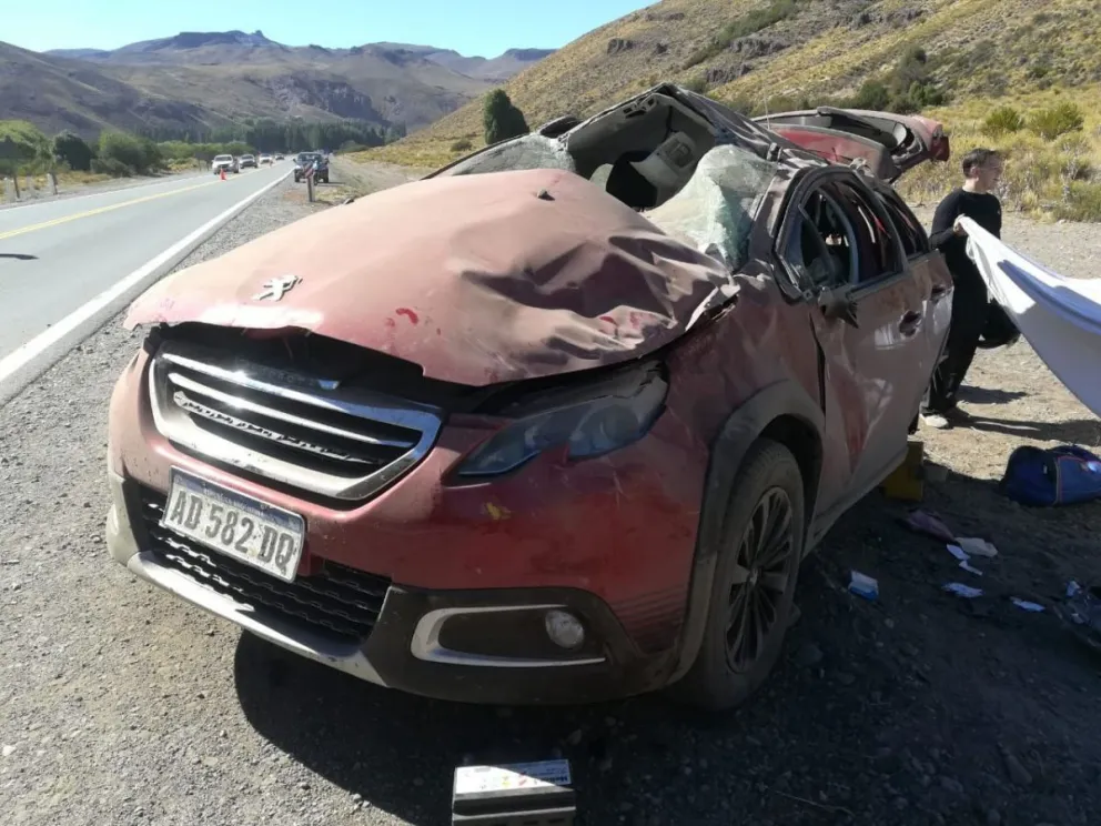 Una familia volcó cuando viajaba a Bariloche