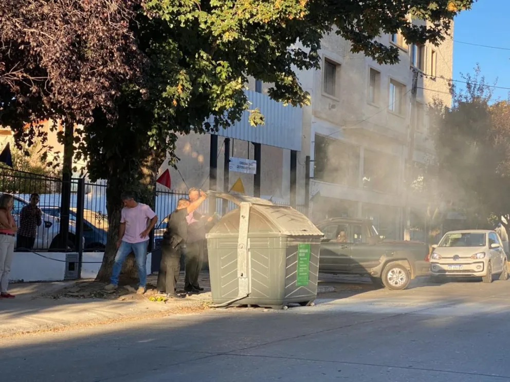 [Notifoto] Prendieron fuego un contenedor de basura