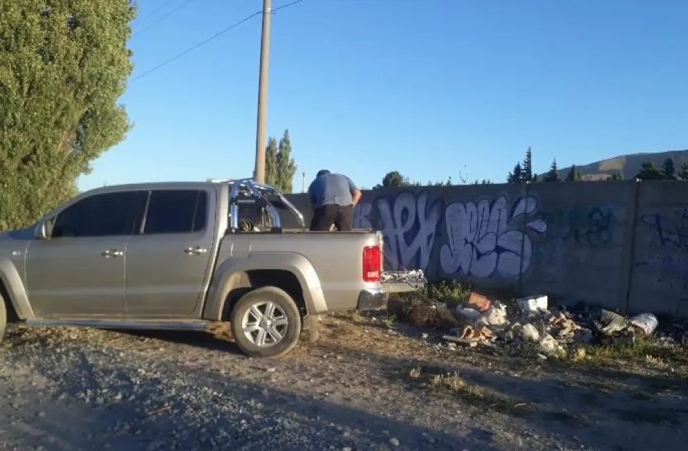 [Notifoto] Lo escracharon tirando basura en la calle
