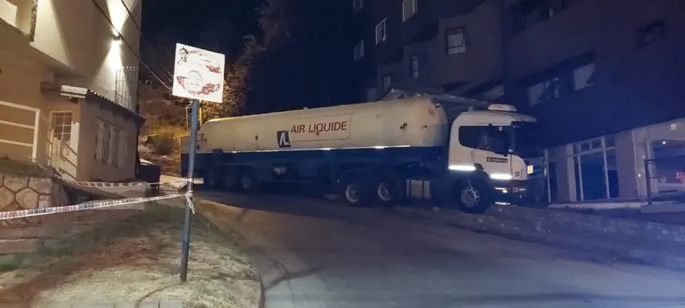 Un camión chocó contra el lateral de un hotel