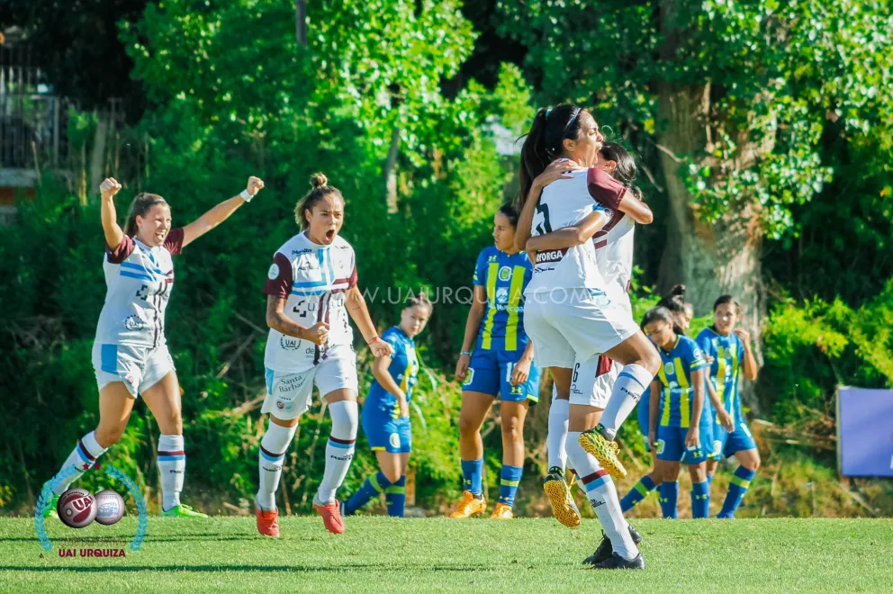 Miriam festeja su gol. Fue el parcial 1-1.
