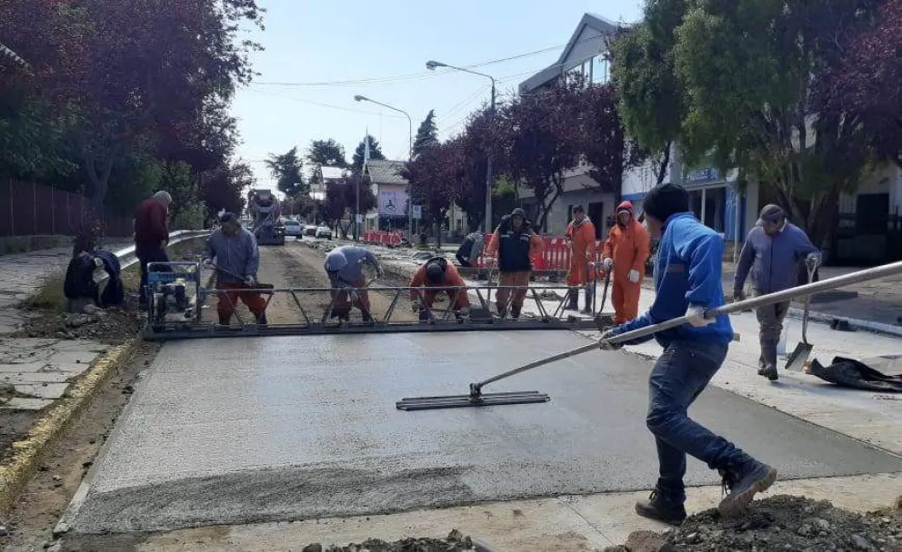 Avanza el bacheo de Elfein y cortan una nueva cuadra