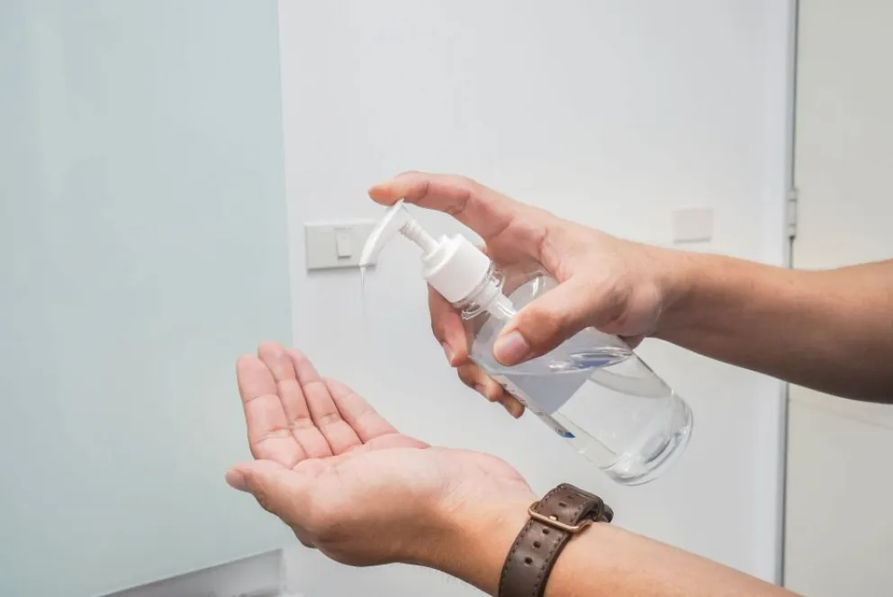 Refuerzan la producción de alcohol en gel ante los faltantes registrados