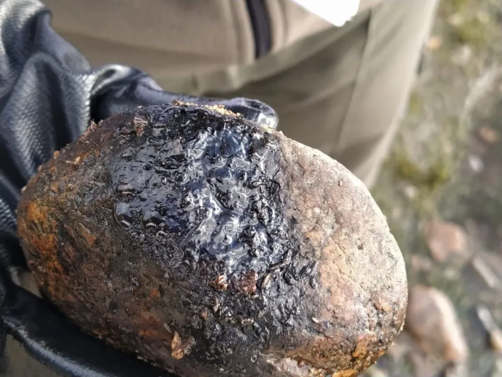 Derrame de hidrocarburo en la costa en el lago Nahuel Huapi