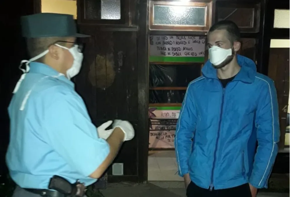 Un turista alemán no cumplía con la cuarentena y fue trasladado por la Policía