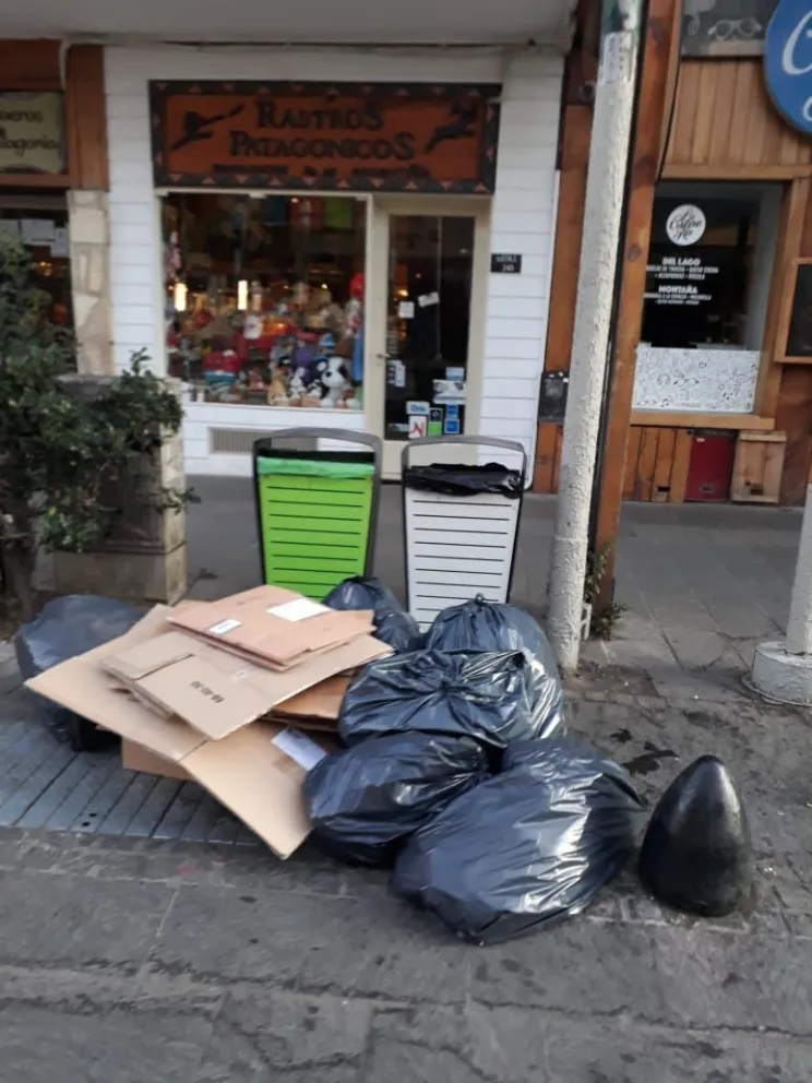 Indignación con frentistas de Mitre que arrojan basura fuera de los contenedores