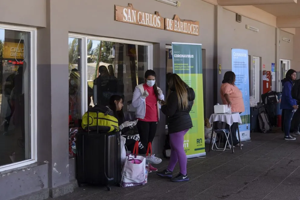 Pasajeros varados por el corte de ruta, bloquearon la salida de micros