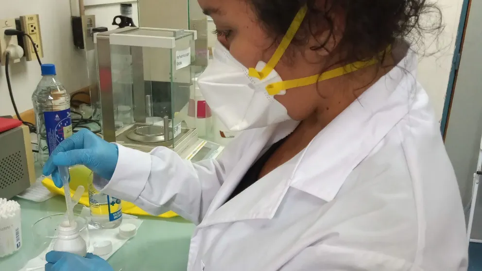 La CNEA produce alcohol en gel para instituciones locales