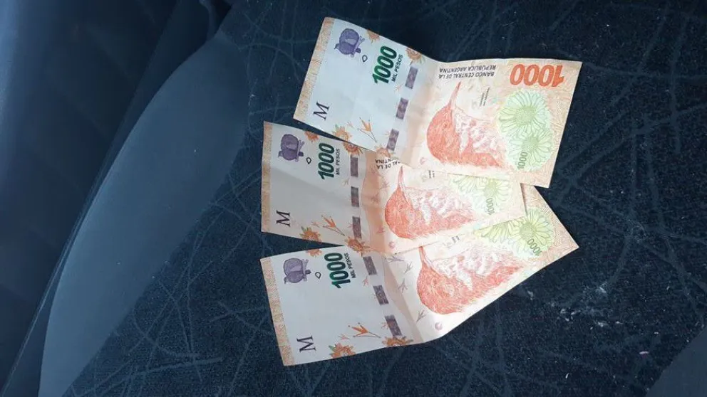 Encontró $3 mil en el taxi que maneja y busca a su dueño para devolverlos