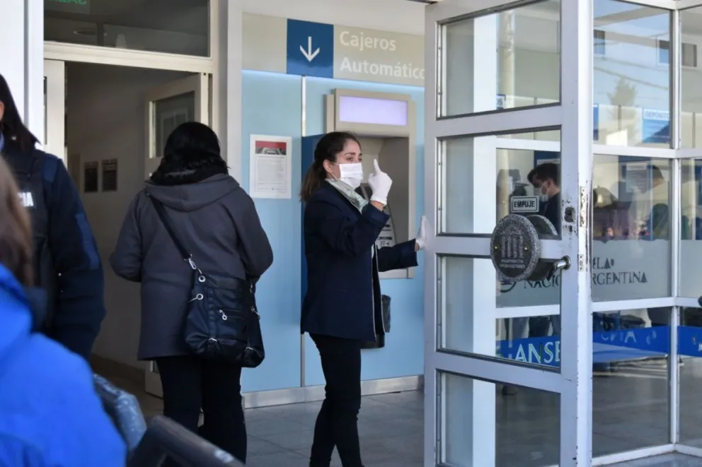 Los bancos vuelven a atender sin turno