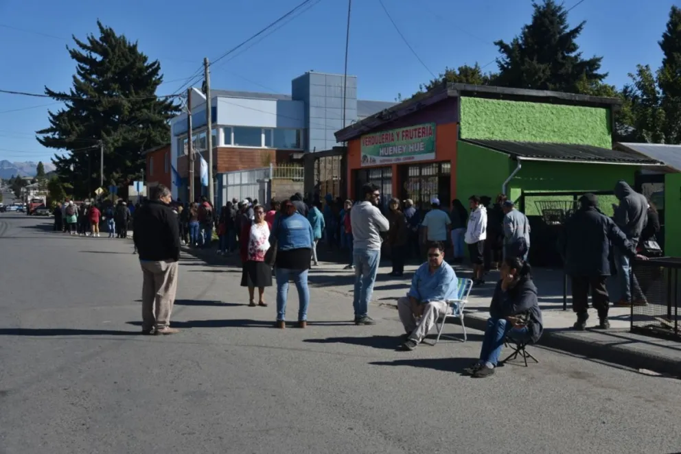 Largas filas hubo este viernes en las entidades bancarias.