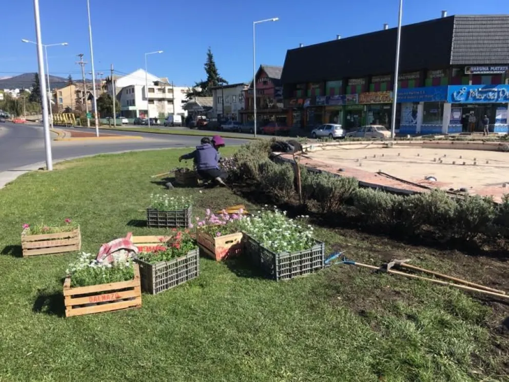 Colocaron flores y trabajaron en el embellecimiento de la rotonda del Ñireco