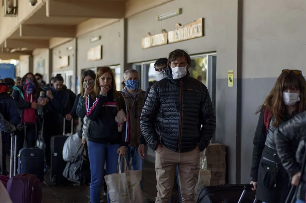 “Las cosas se están haciendo bien”, indicó una agente sanitaria, luego de recibir 1400 barilochenses repatriados