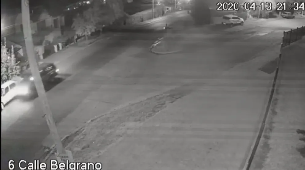 Video: Chocó un auto estacionado, casi vuelca y se dio a la fuga
