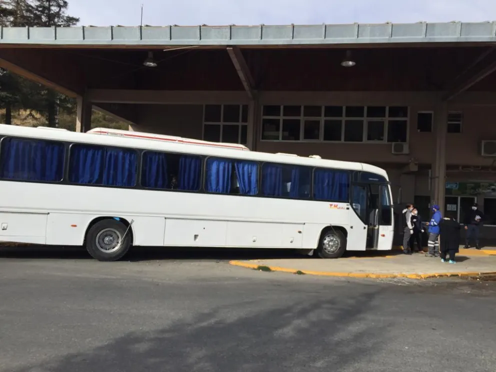 Un micro que partía hacia el Valle y la Línea Sur quedó retenido en la terminal