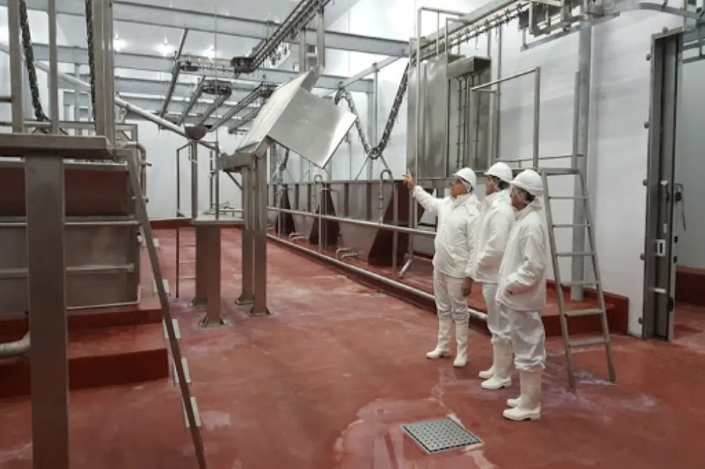Reclaman compensación salarial para de trabajadores de actividades esenciales