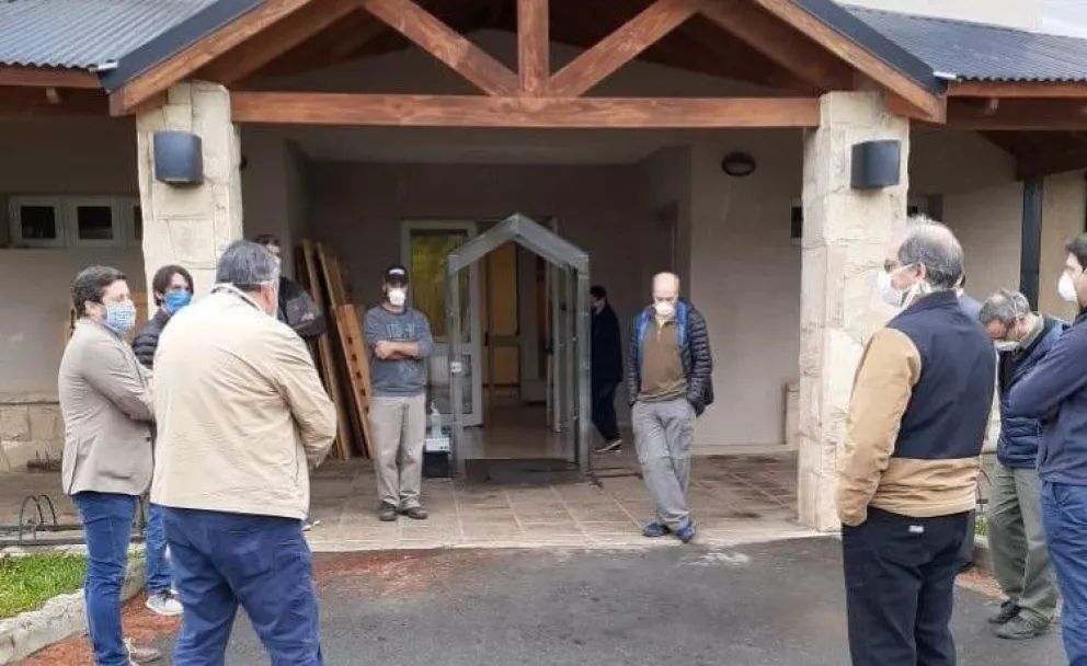 Ya se construyeron las primeras cinco barreras desinfectantes diseñadas por científicos del Centro Atómico