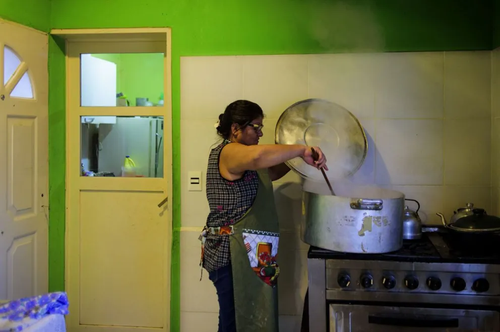El lugar donde prepara las comidas fue renovado gracias a la ayuda de una "madrina" del merendero.