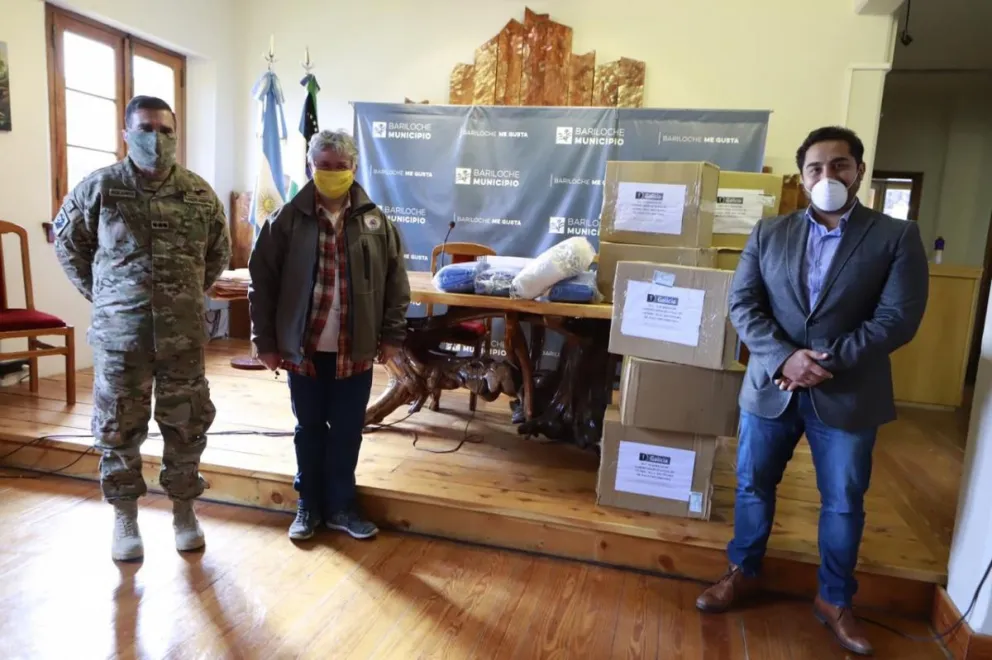 Municipio y Banco Galicia articulan donación de insumos al COE