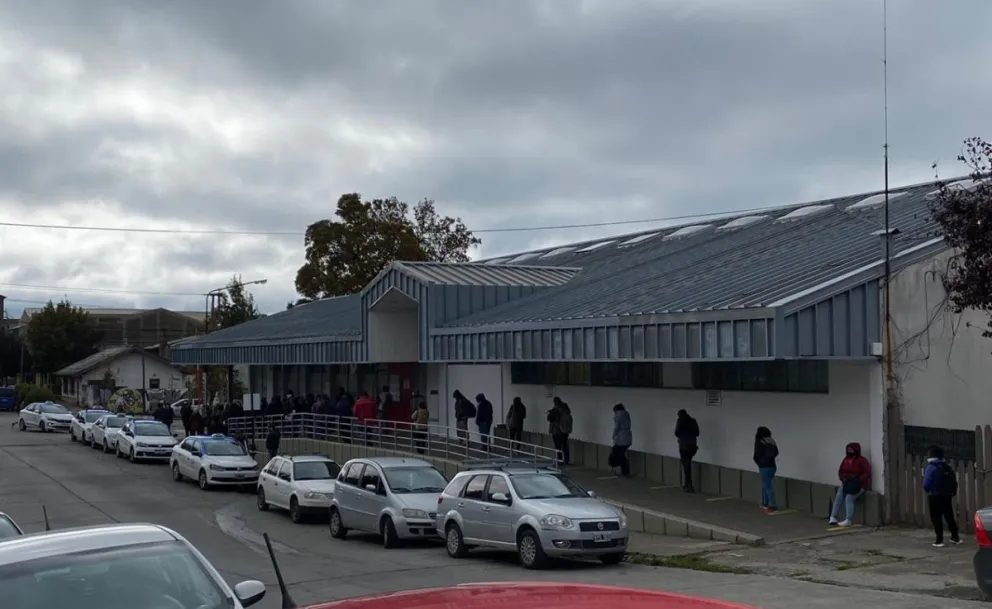 Largas colas para pagar, una imagen que se repite día a día