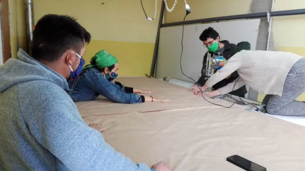 Emprendedoras de la Mesa Textil fabrican camisolines para el hospital zonal