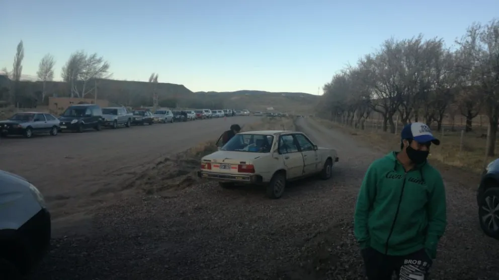 Cuarentena en Línea Sur: Largas filas de vecinos sobre la ruta para comprar alimentos