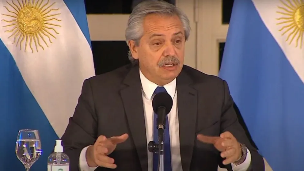 Fernández confirmó la vuelta a las aulas "con los cuidados del caso"