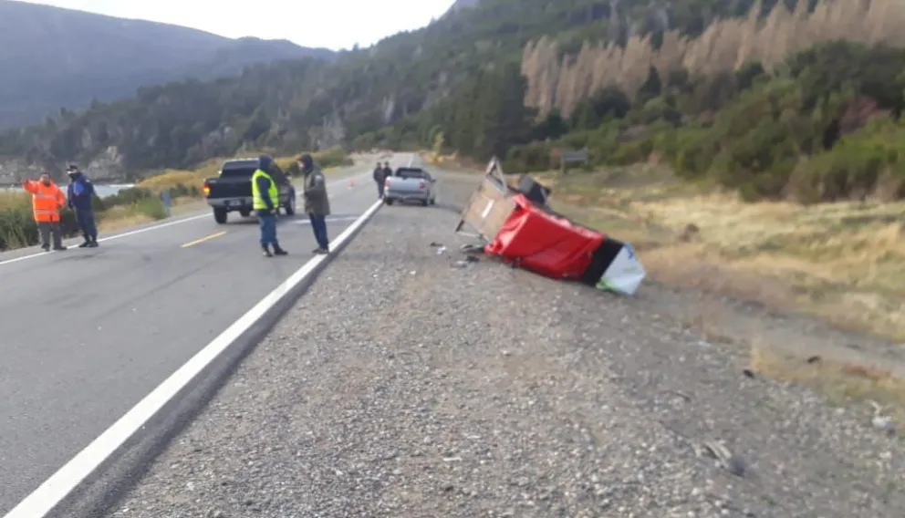 Choque en ruta 40: Remolcaba un carro, perdió el control y se cruzó de mano