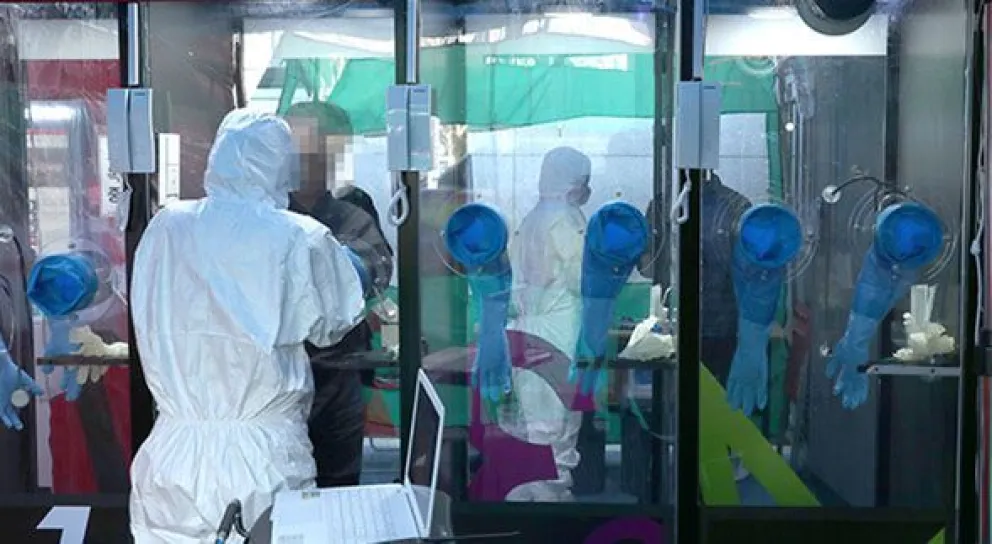Para la toma de muestras en forma segura en pacientes posiblemente infectados con COVID 19, los investigadores e ingenieros argentinos se inspiraron en cabinas instaladas en el Hospital H Plus Yangji Hospital (Seúl, Corea del Sur). 