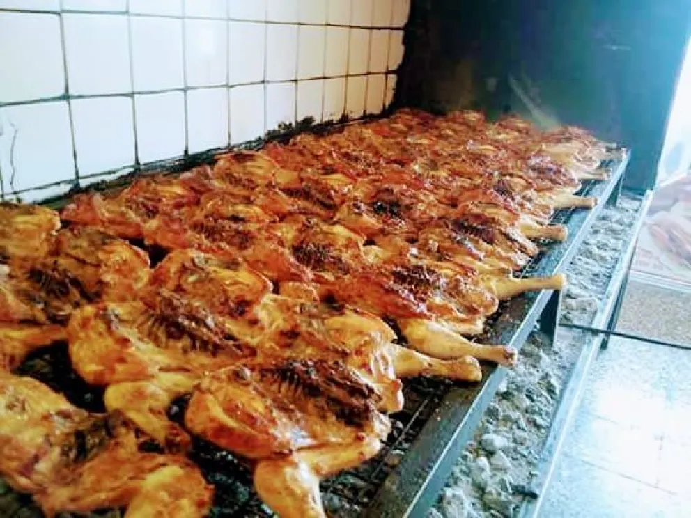 Este lunes se cocinarán 100 pollos y 5 corderos en el club.