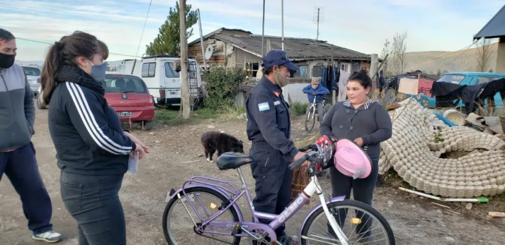 Regalaron una bicicleta a la niña que encontró y devolvió la bici de “Popeye”