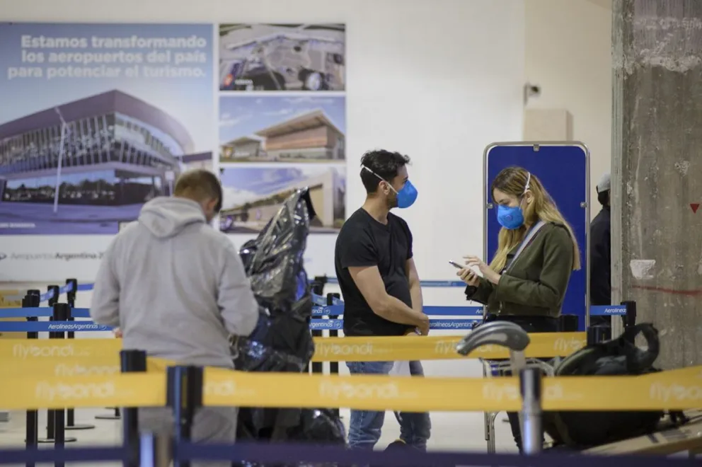 Los argentinos que ingresen desde el exterior deberán pagar el PCR