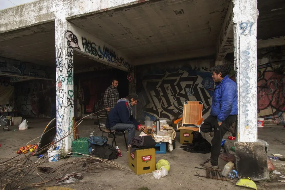 La llegada del frío preocupó a los vecinos, quienes se acercaron a llevarles alimento caliente y abrigo, además de informar esta situación a las autoridades municipales.