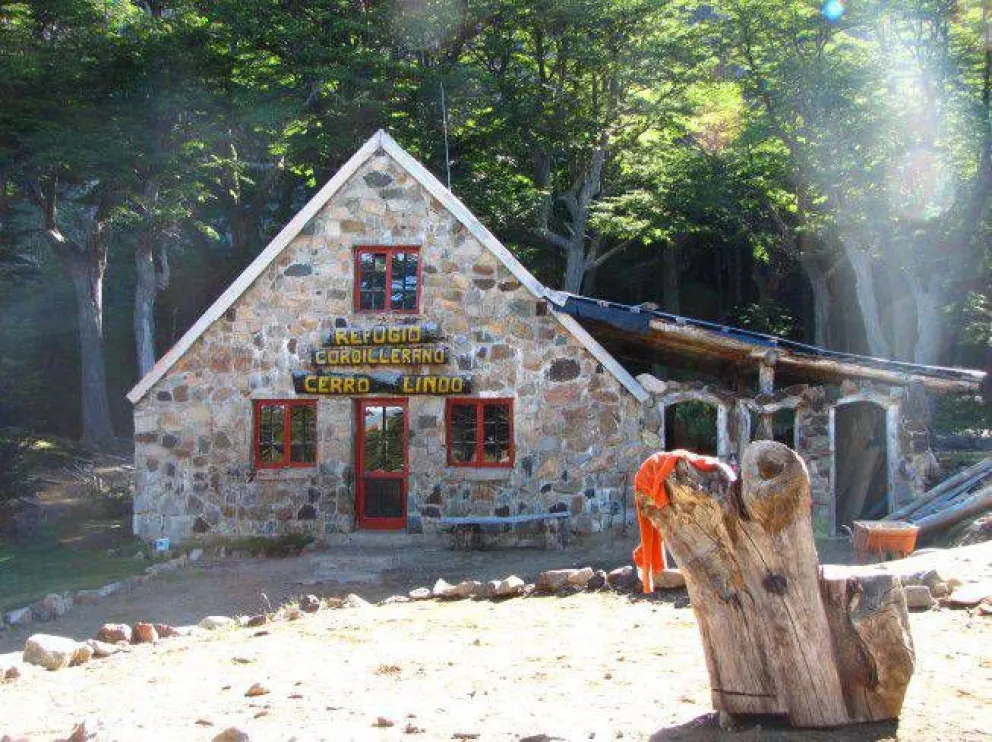 Tuvieron que bajar a un grupo de personas que estaba hace varios días en un refugio de montaña