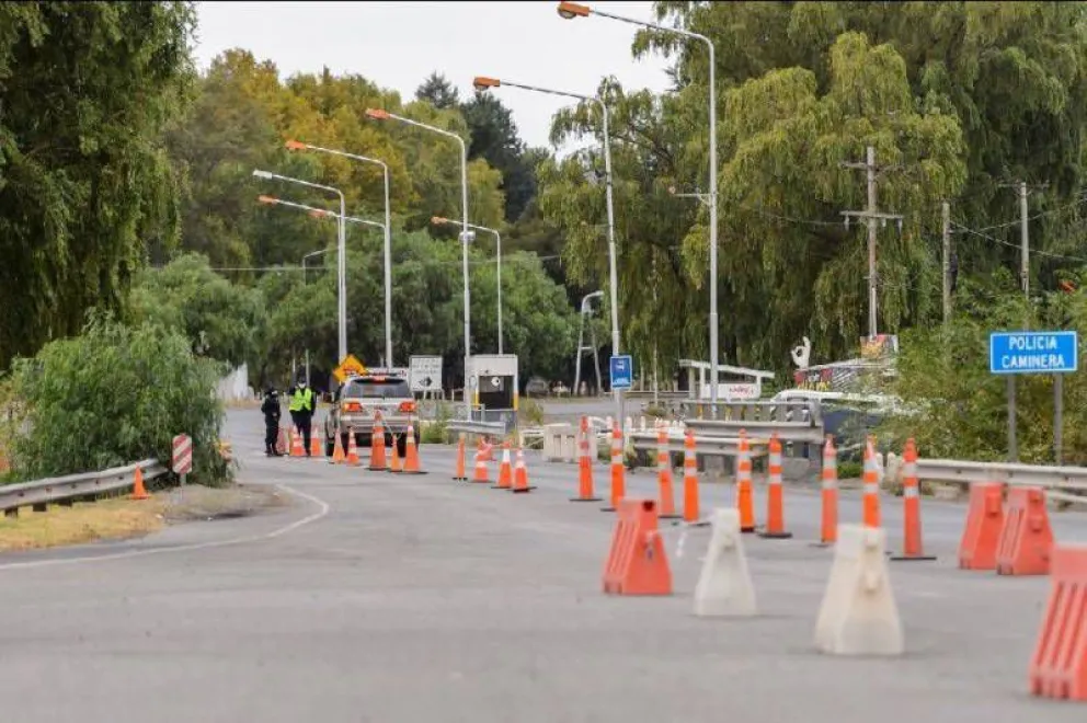 La circulación entre Río Negro y Neuquén bajó un 20% en el primer día restricción