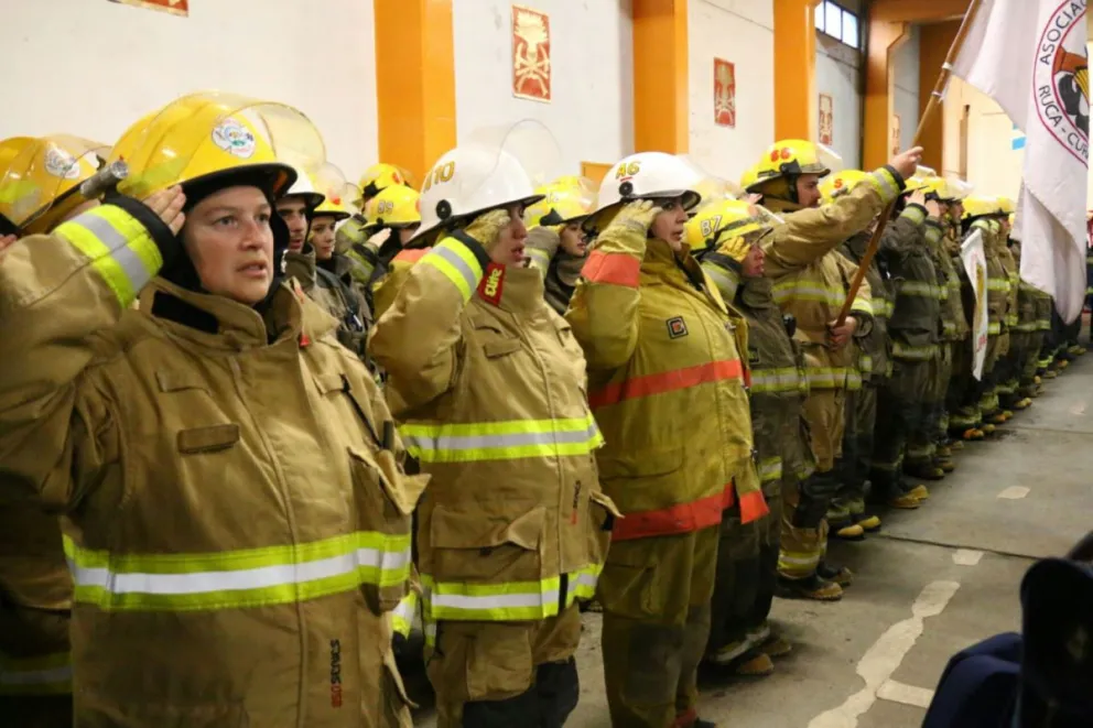 Agasajan a bomberos voluntarios con un gran guiso solidario