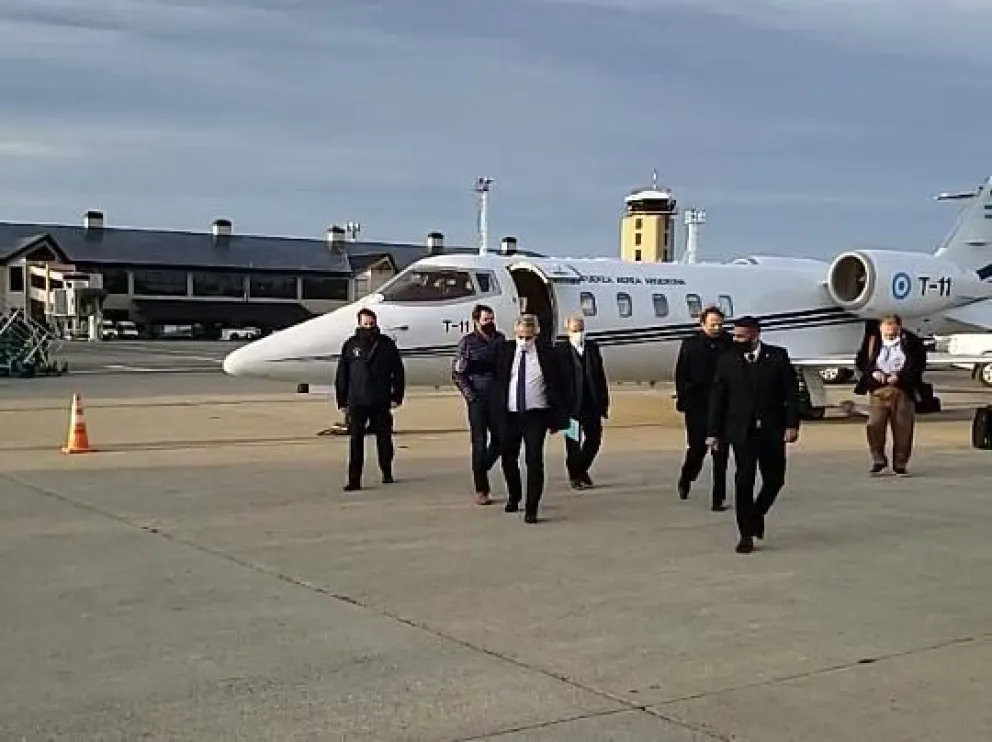 El presidente aterrizó en Bariloche para ser trasladado a Villa La Angostura