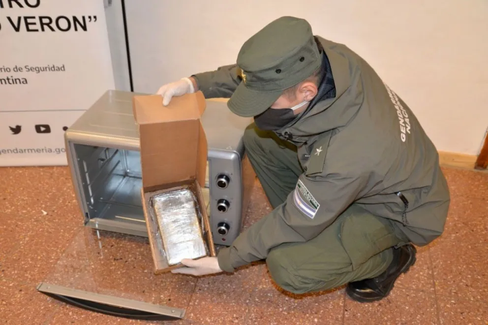Decomisaron cocaína que era enviada dentro de un horno eléctrico