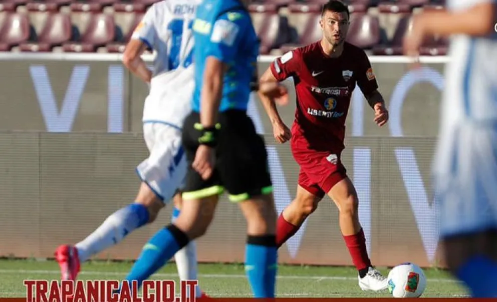 Grillo ante Frosinone. El lateral fue titular en el Trapani Calcio.