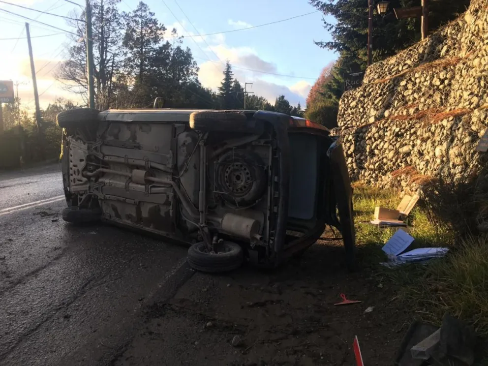 Mañana accidentada: Una camioneta volcó en Pioneros