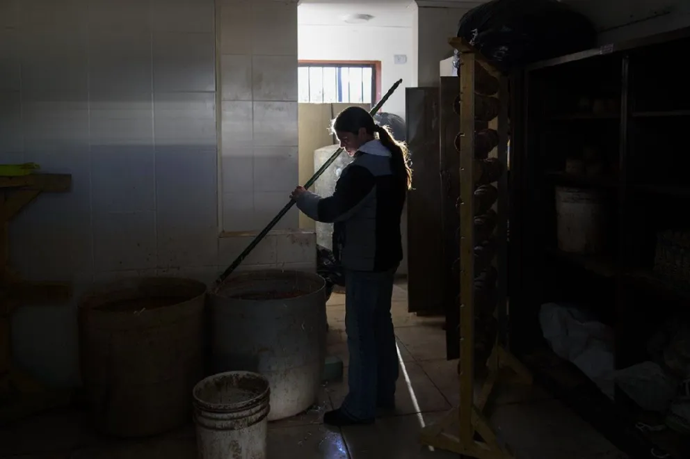 Las mujeres que producen briquetas necesitan ayuda para volver a trabajar