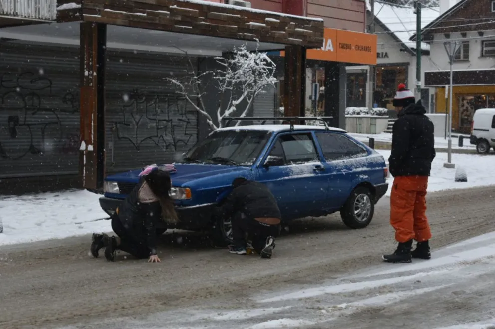 Las calles de Bariloche estuvieron también cubiertas de nieve.