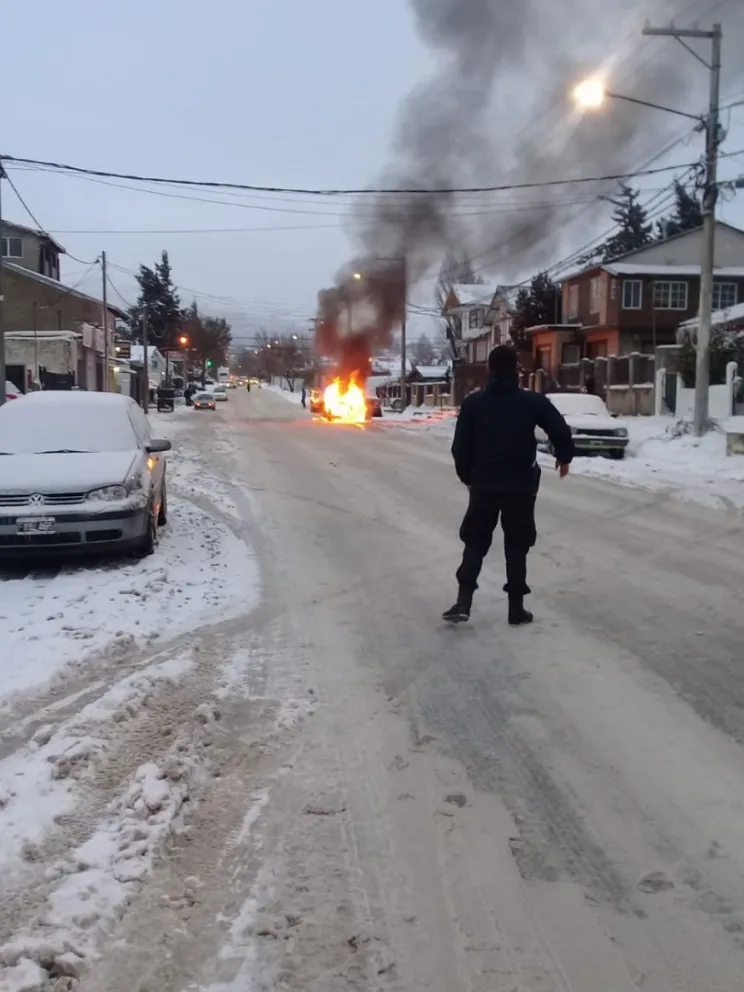 Un taxi se prendió fuego en plena calle