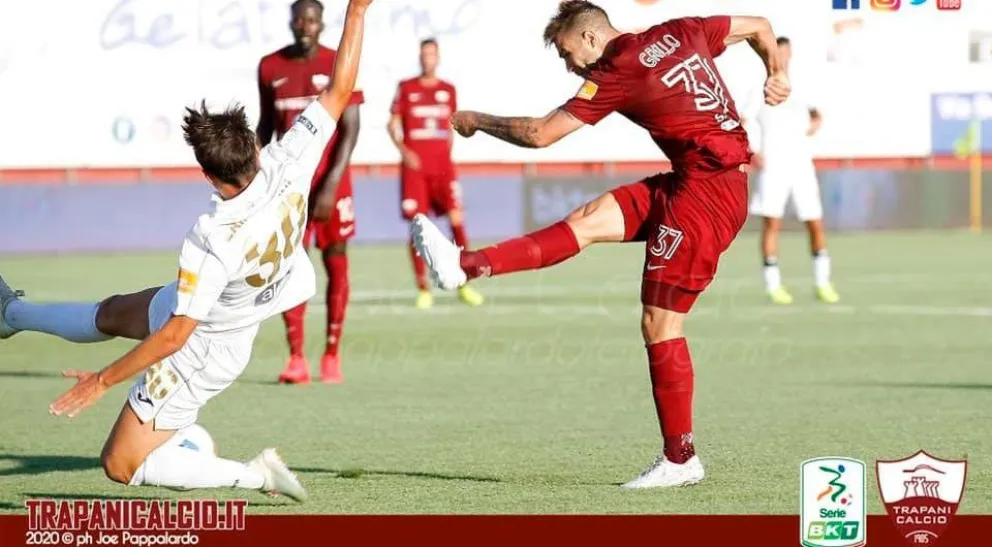 Grillo saca el remate de derecha. Gran victoria de Trapani Calcio.