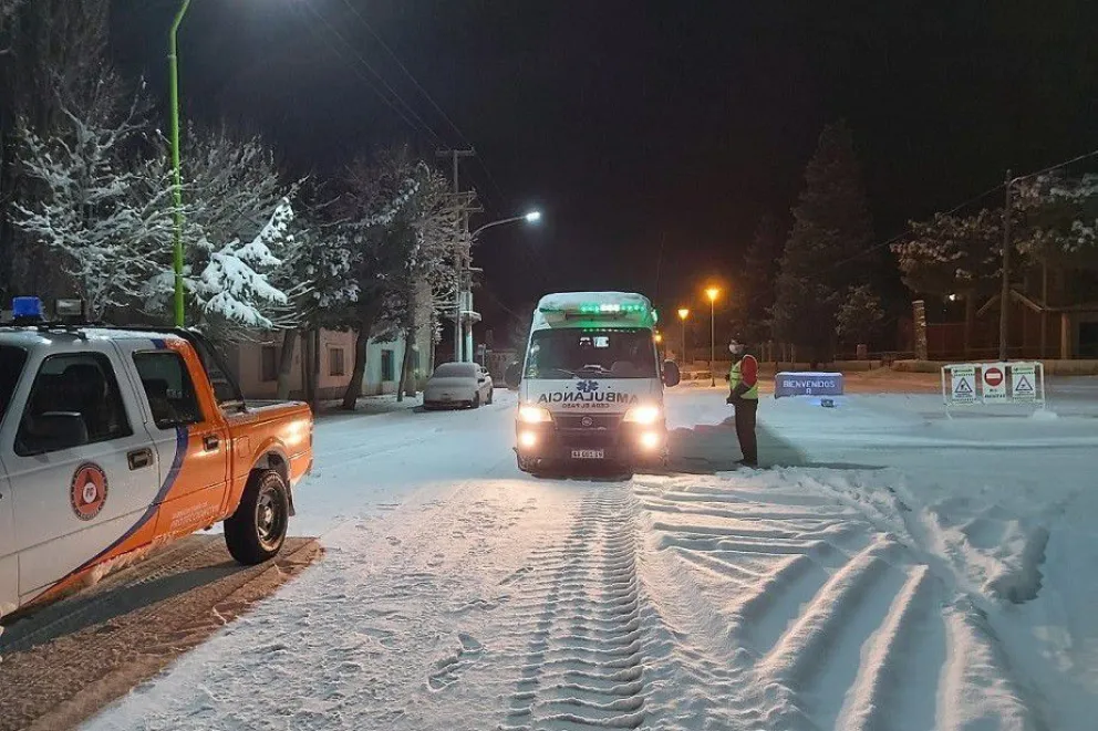 Exitoso operativo para trasladar a una paciente de gravedad en medio de las nevadas