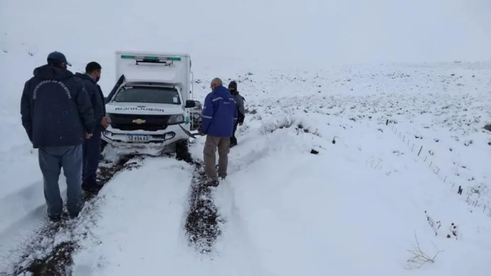 En plena nevada: Personal de salud asistió a una mujer embarazada en la zona rural